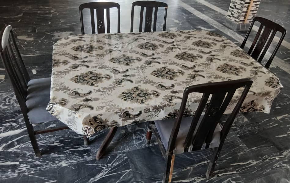 Dining table in a good condition 2