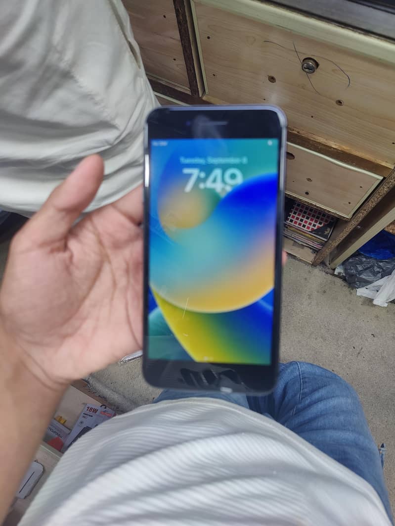 Apple iPhone 8 Plus 1
