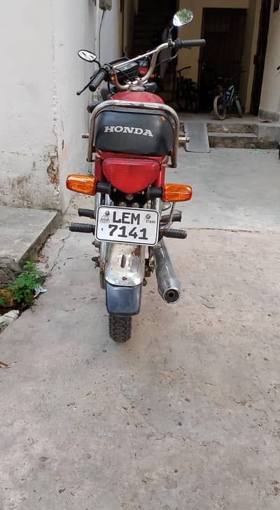 10by 10 bike ha Honda CD 70 10 bilkul ok new tayrs contact 03016452795