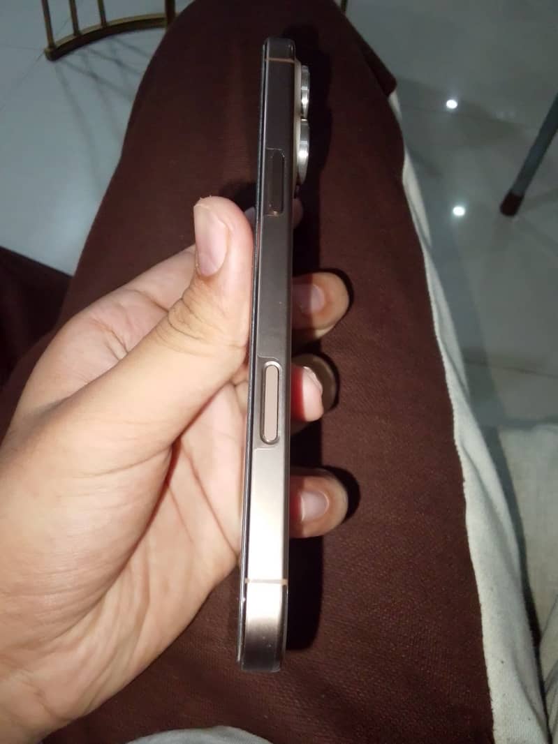 Apple iPhone 16 Pro Max 0