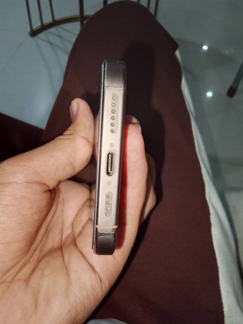 Apple iPhone 16 Pro Max 2