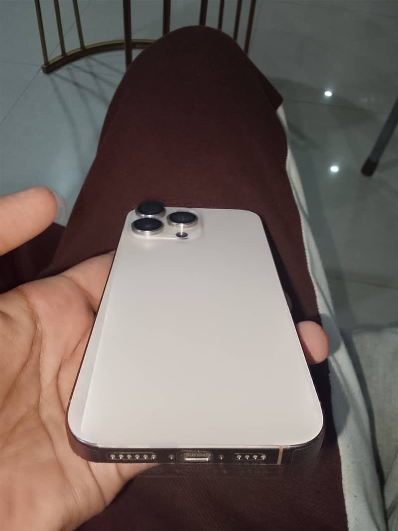 Apple iPhone 16 Pro Max 6