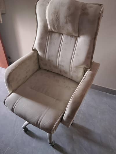 Revolving chair