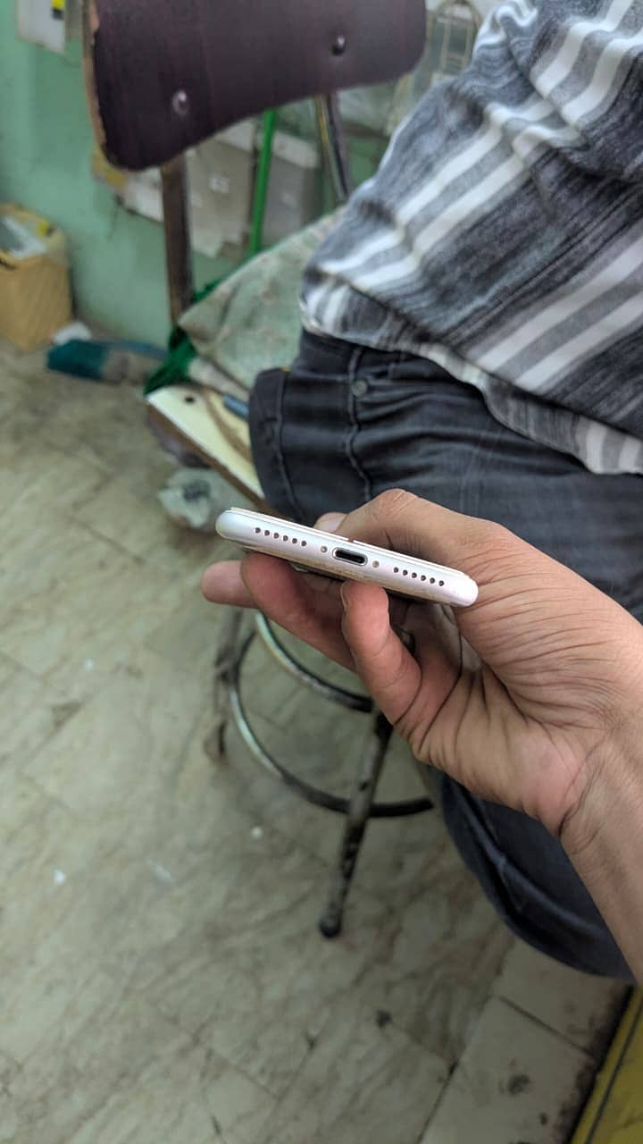 Apple iPhone 7 3