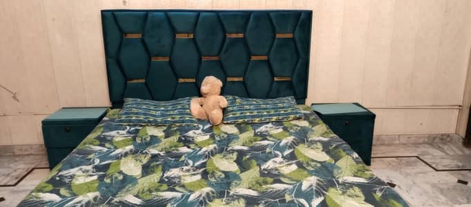 King size bed set with 2 side tables + dressing table