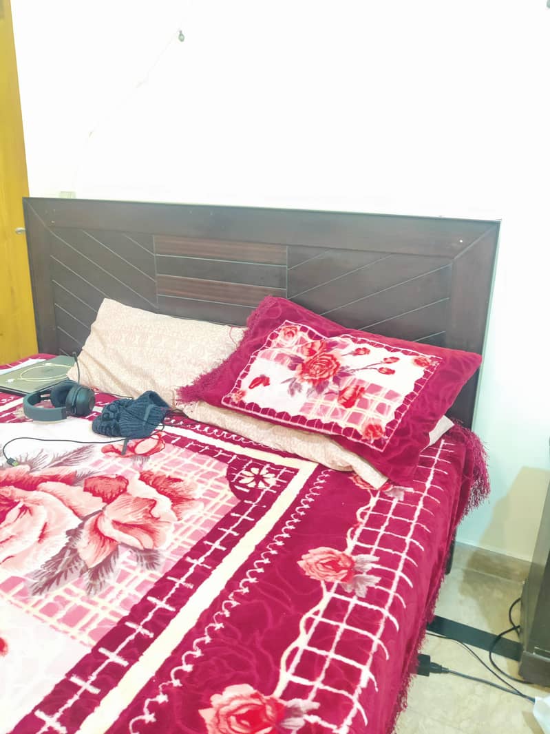 bed with side tables 4