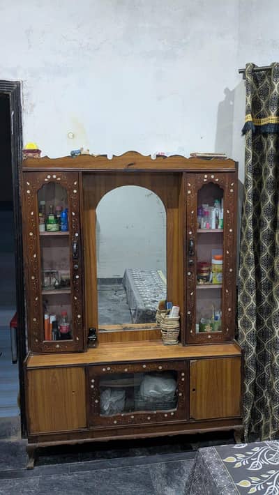 wood Dressing and showcase in good condition