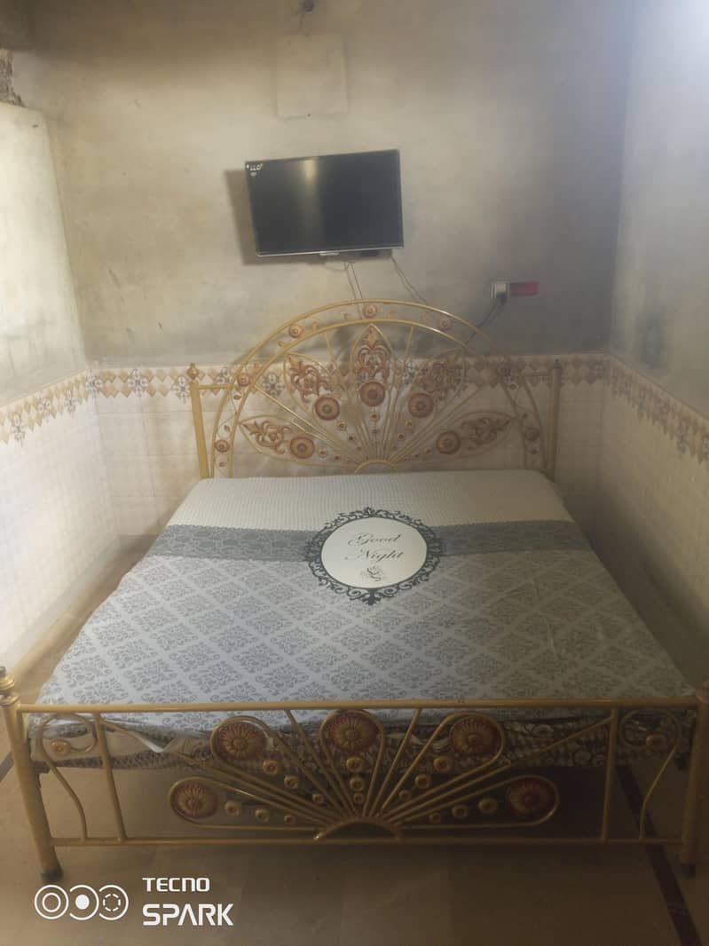 used king bed 0