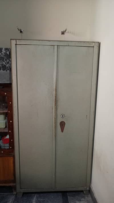 Almari Metal for sale in good condition