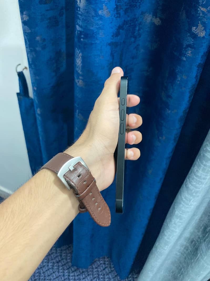 Apple iPhone 16e 3