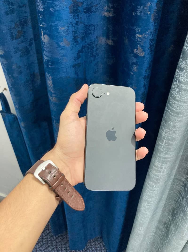Apple iPhone 16e 4