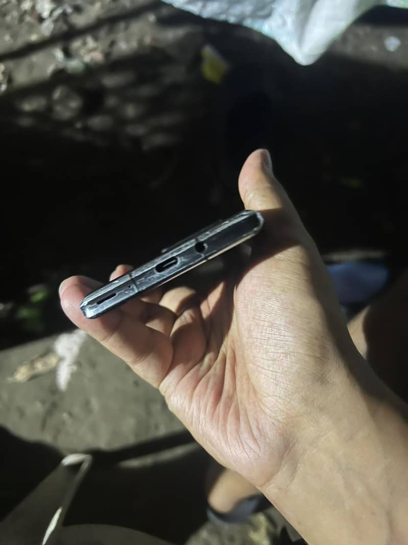 Sharp Aquos R6 5G 3