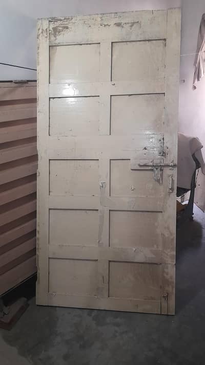 Solid lakri door