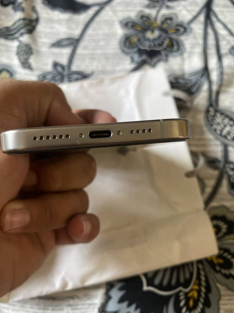 Apple iPhone 16 Pro Max 2
