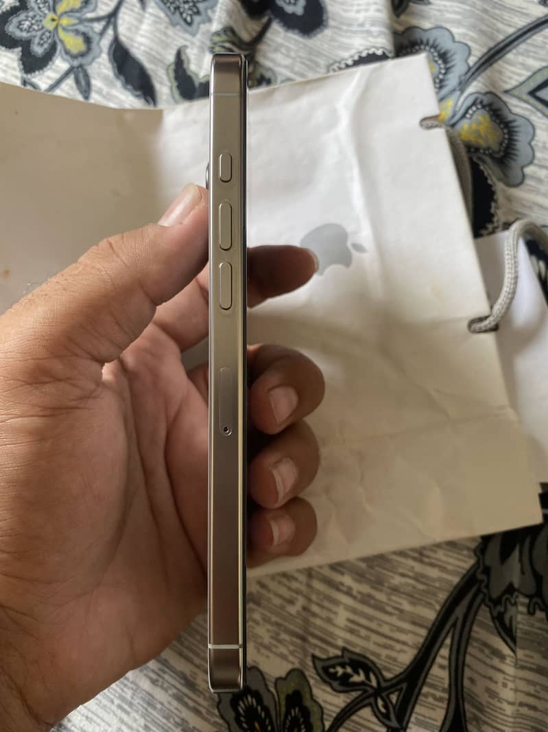Apple iPhone 16 Pro Max 4