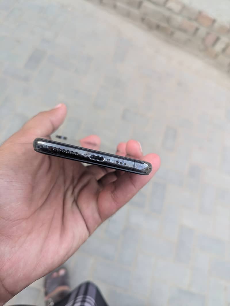 Apple iPhone XS 4
