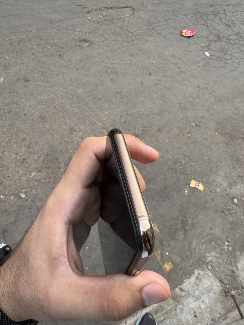 iPhone XS Max 4