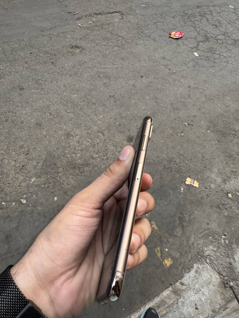 iPhone XS Max 11