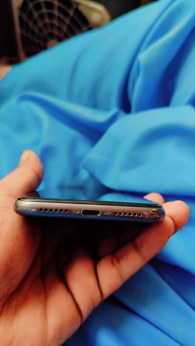 Apple iPhone 11 4