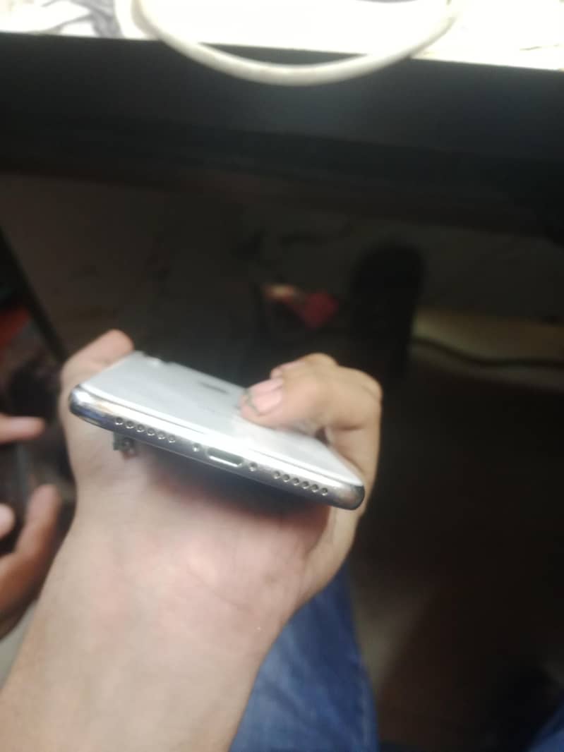 Apple iPhone X 4
