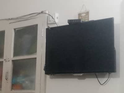 32inch LCD tv first user good condition gift one android box