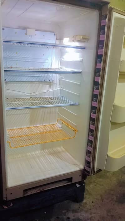 Dawlance big size fridge for sale A ONE Performance hai. . . . 03367349141