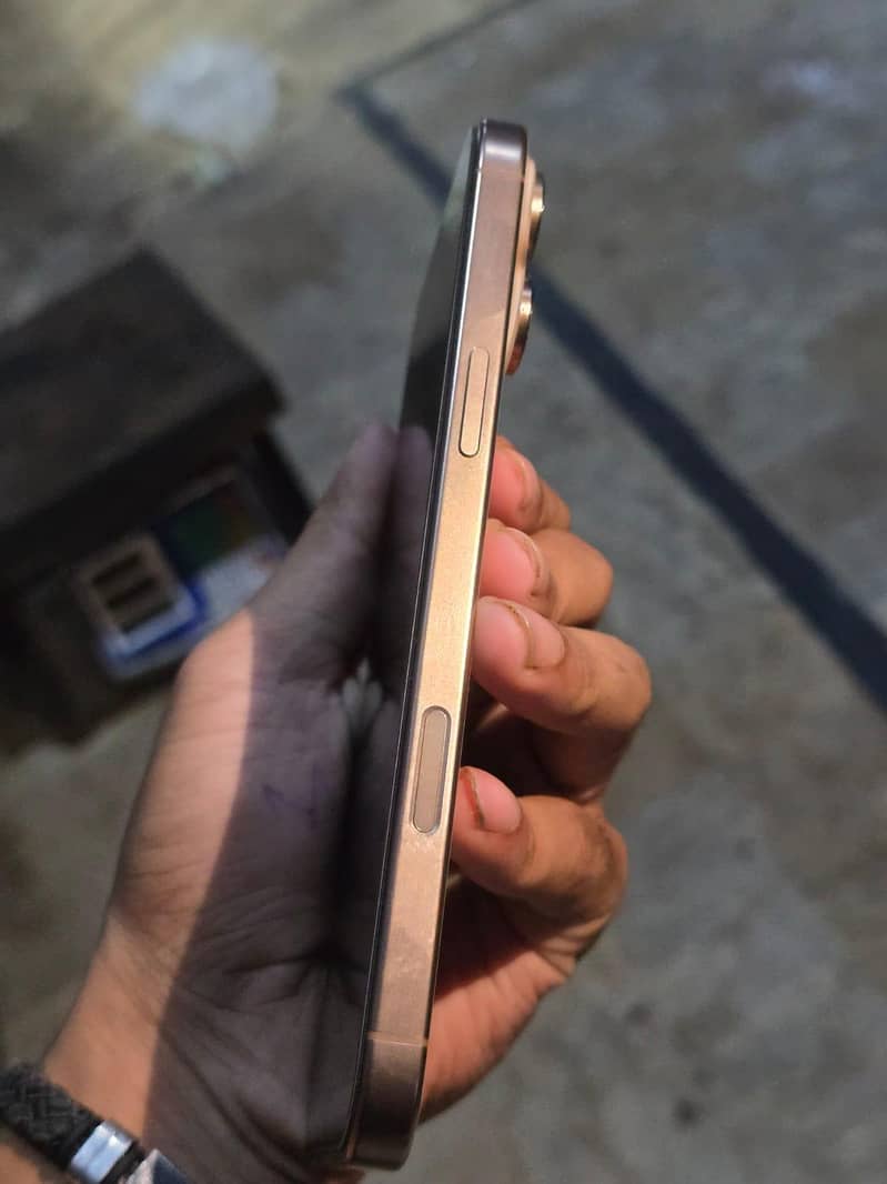 Apple iPhone 16 Pro Max 5
