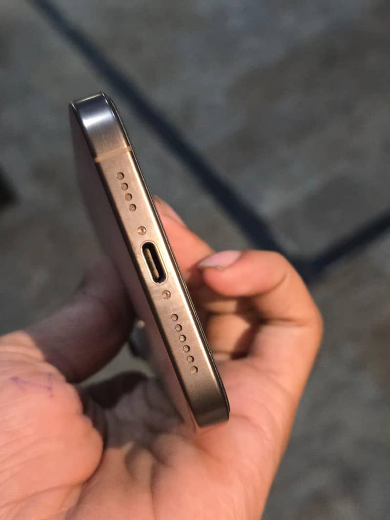 Apple iPhone 16 Pro Max 6