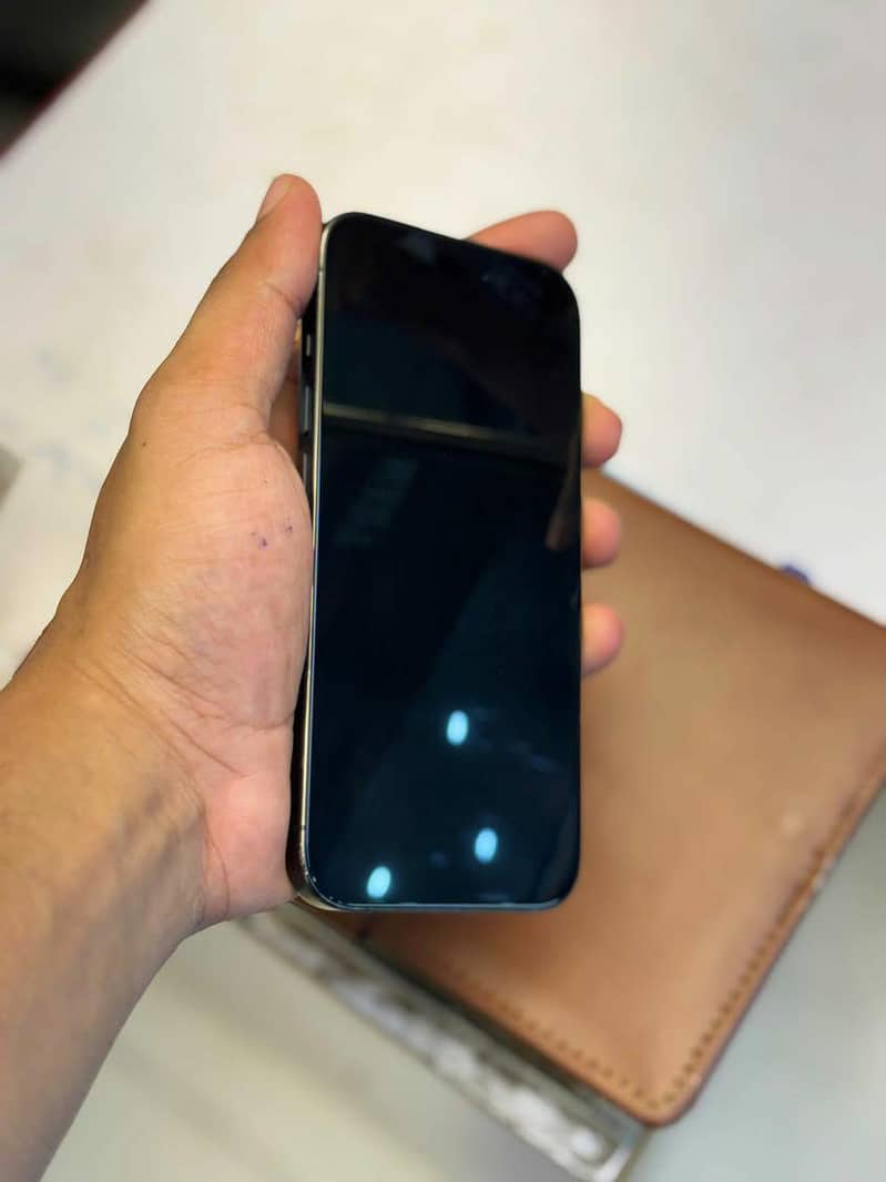 Apple iPhone 15 Pro 4
