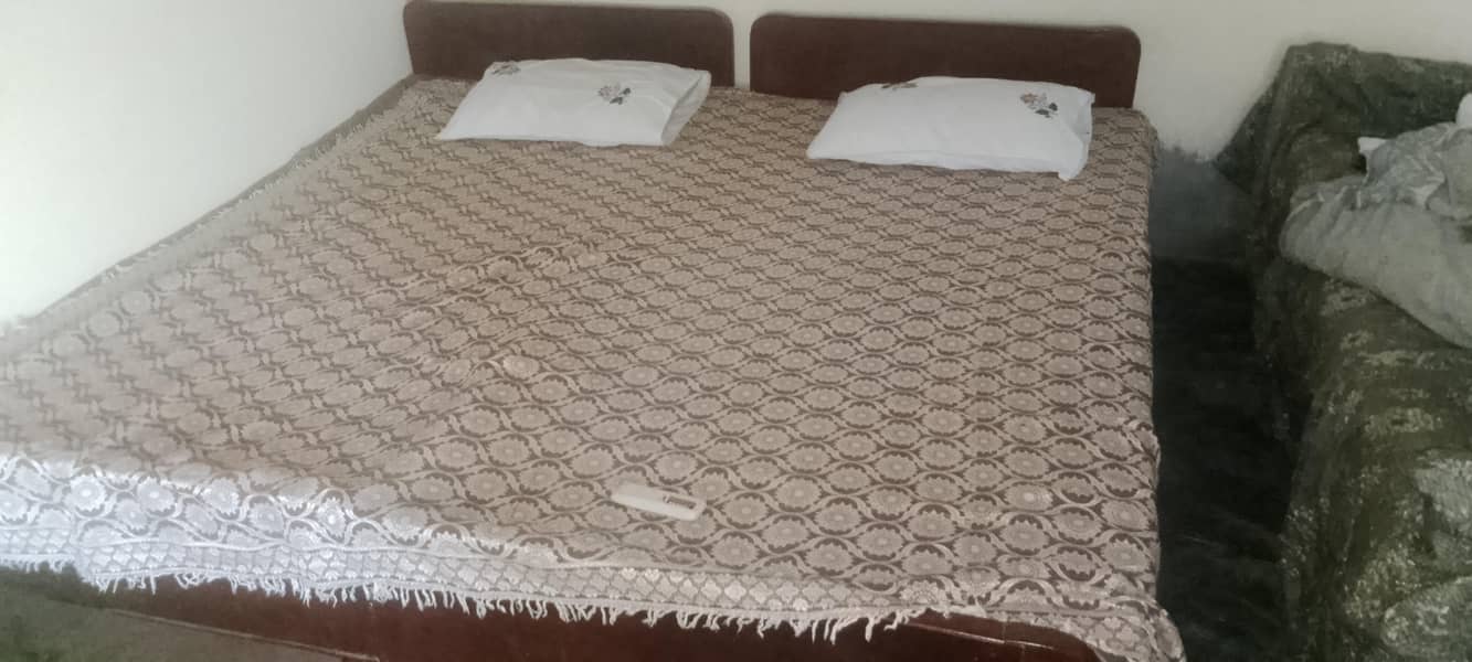 wooden bed 0