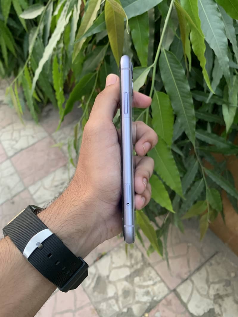 Apple iPhone 11 4