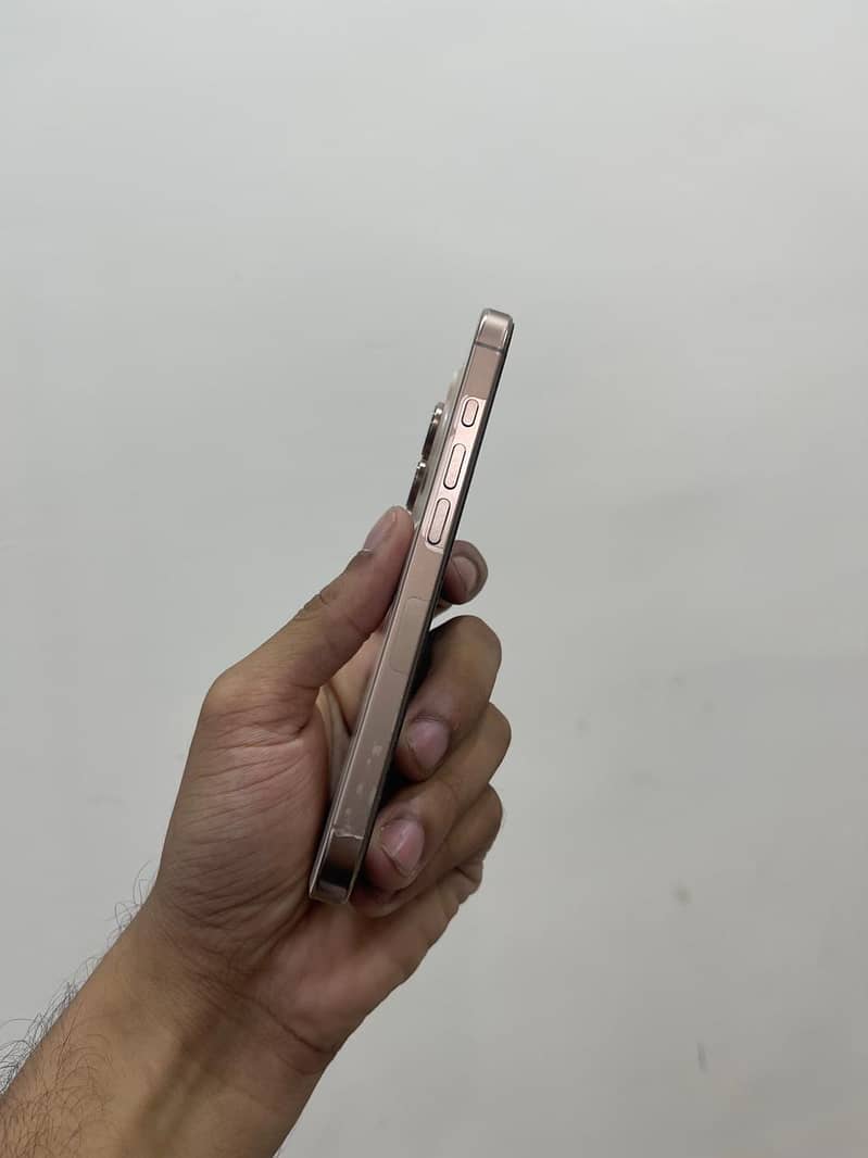 Apple iPhone 16 Pro 3