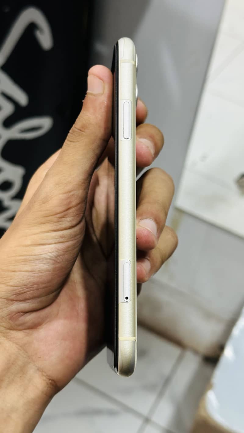 Apple iPhone 11 4