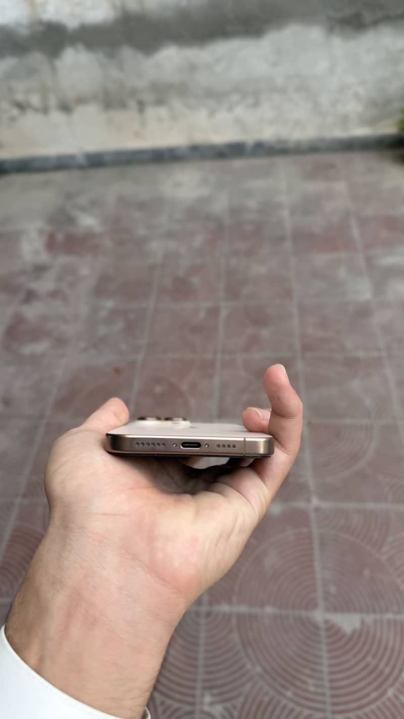 Apple iPhone 16 Pro Max 4