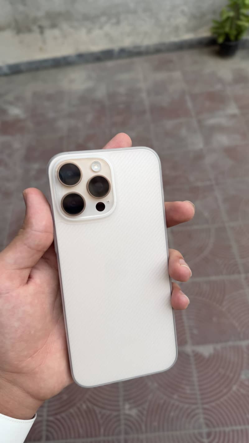 Apple iPhone 16 Pro Max 9