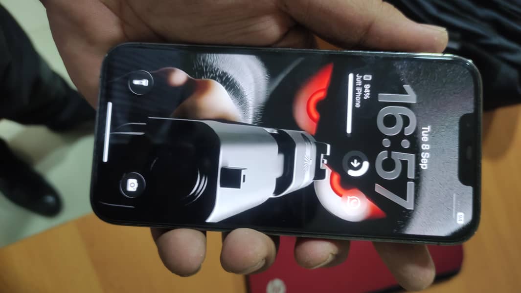 Apple iPhone 13 4