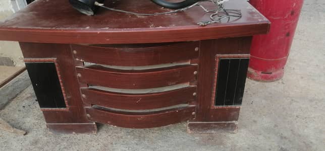 Office table in good new condition