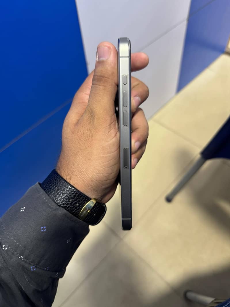 Apple iPhone 15 Pro Max 4