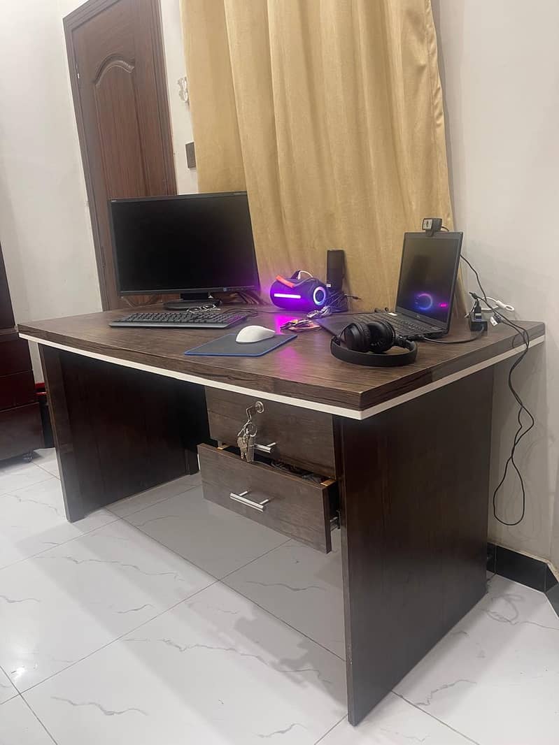 Stylish Wooden Computer / Study Table – Good Condition 0