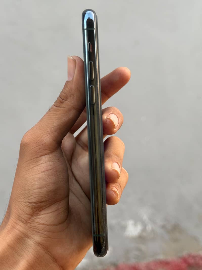 Apple iPhone 11 Pro 4