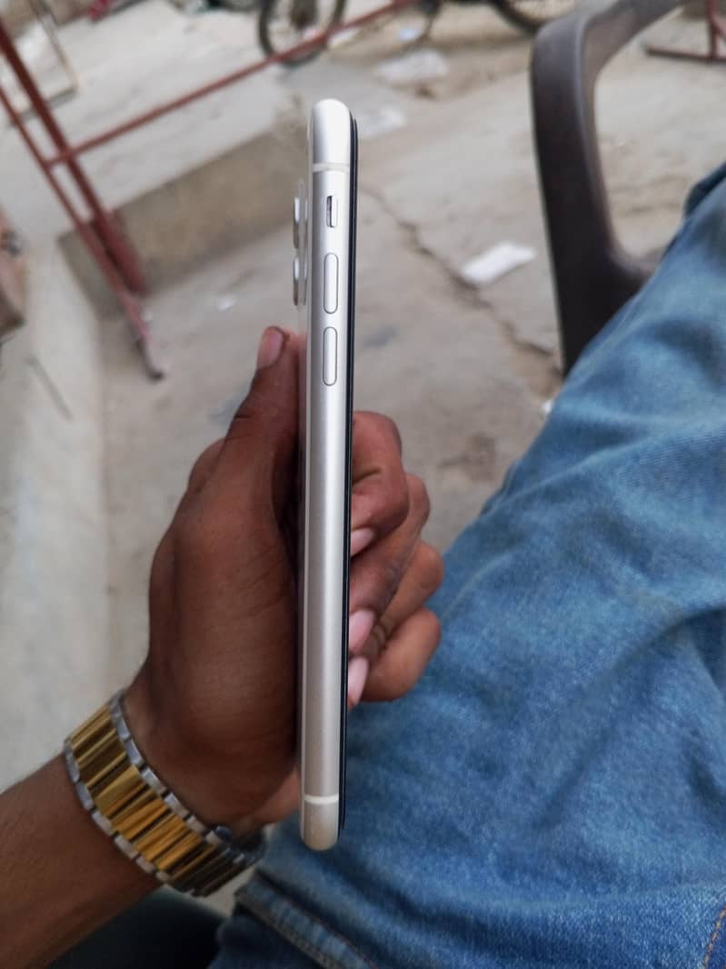 Apple iPhone 11 4