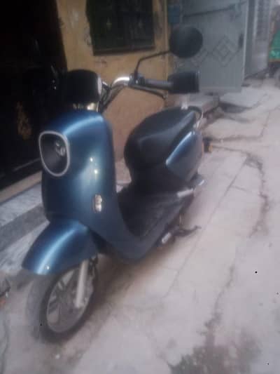 Yadea ev scooty