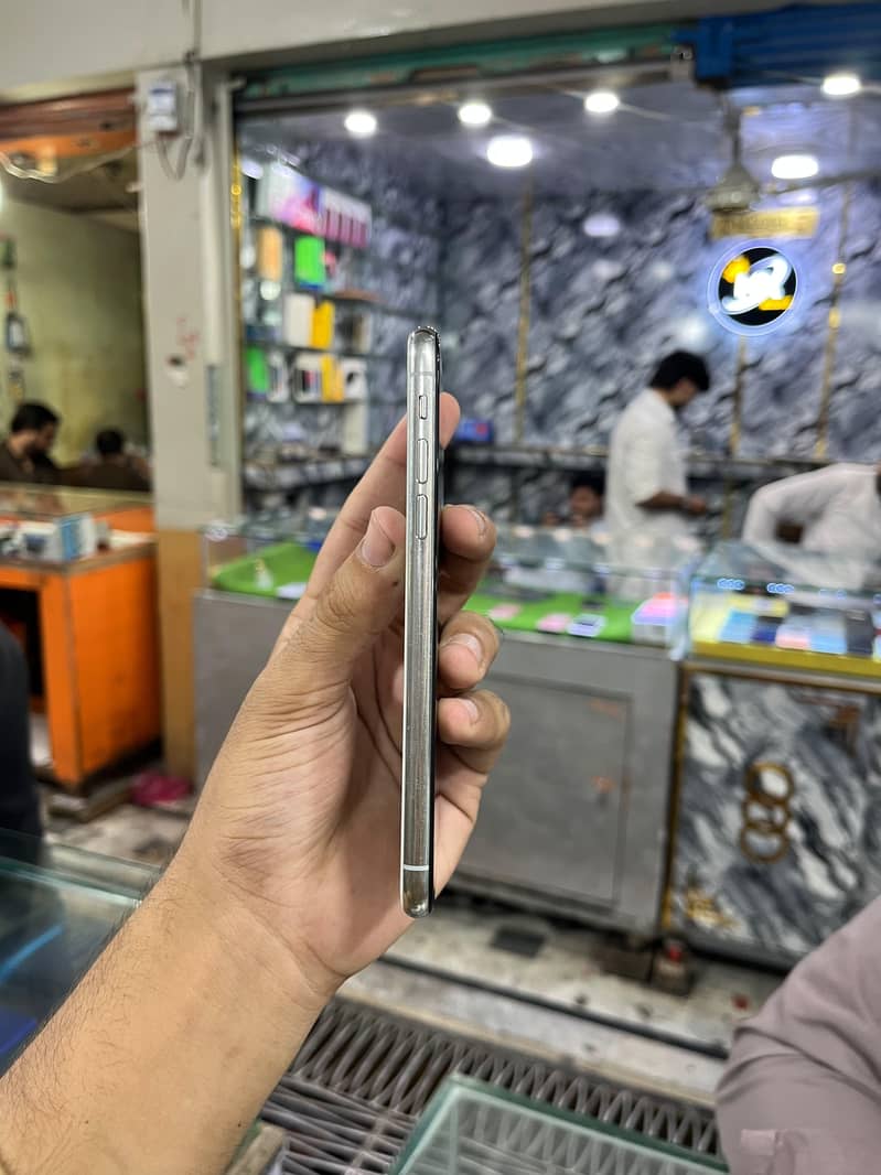 Apple iPhone X 3