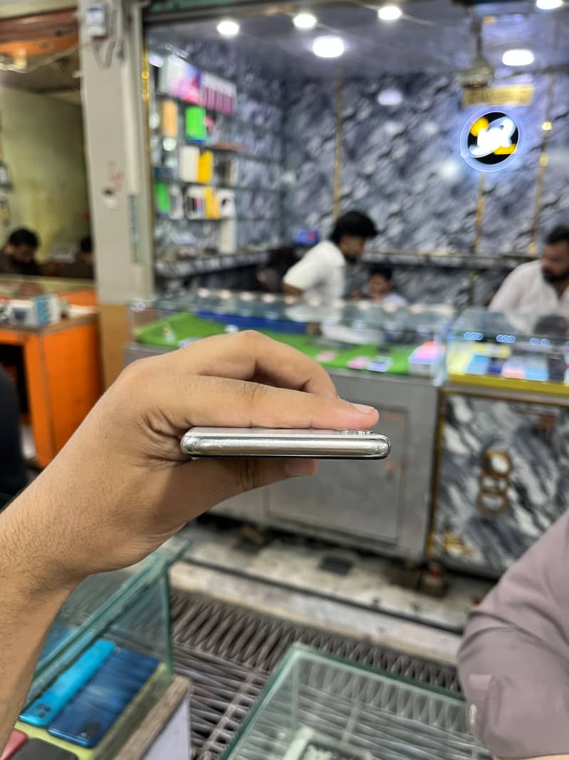 Apple iPhone X 4