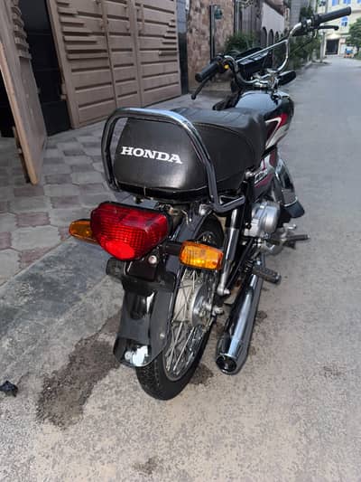 cd 70 black colour 2025 model