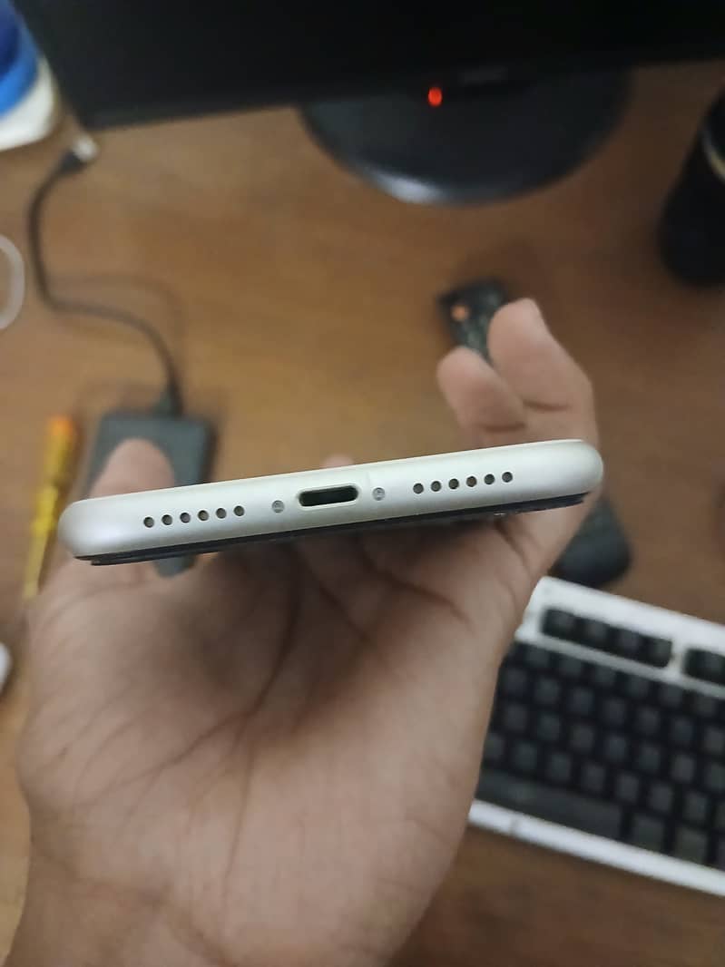 Apple iPhone 11 3
