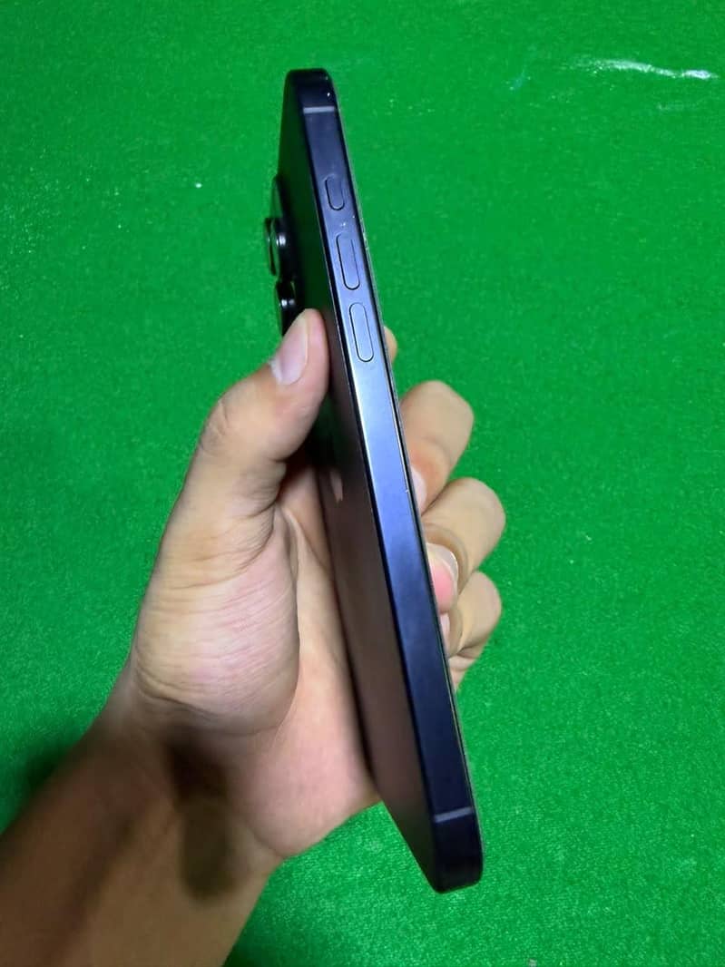 Apple iPhone 16 Pro Max 2