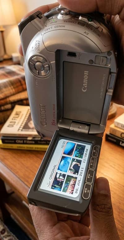 Vintage Grey shiny Canon DC220 Handycam – Mint 10/10 Condition