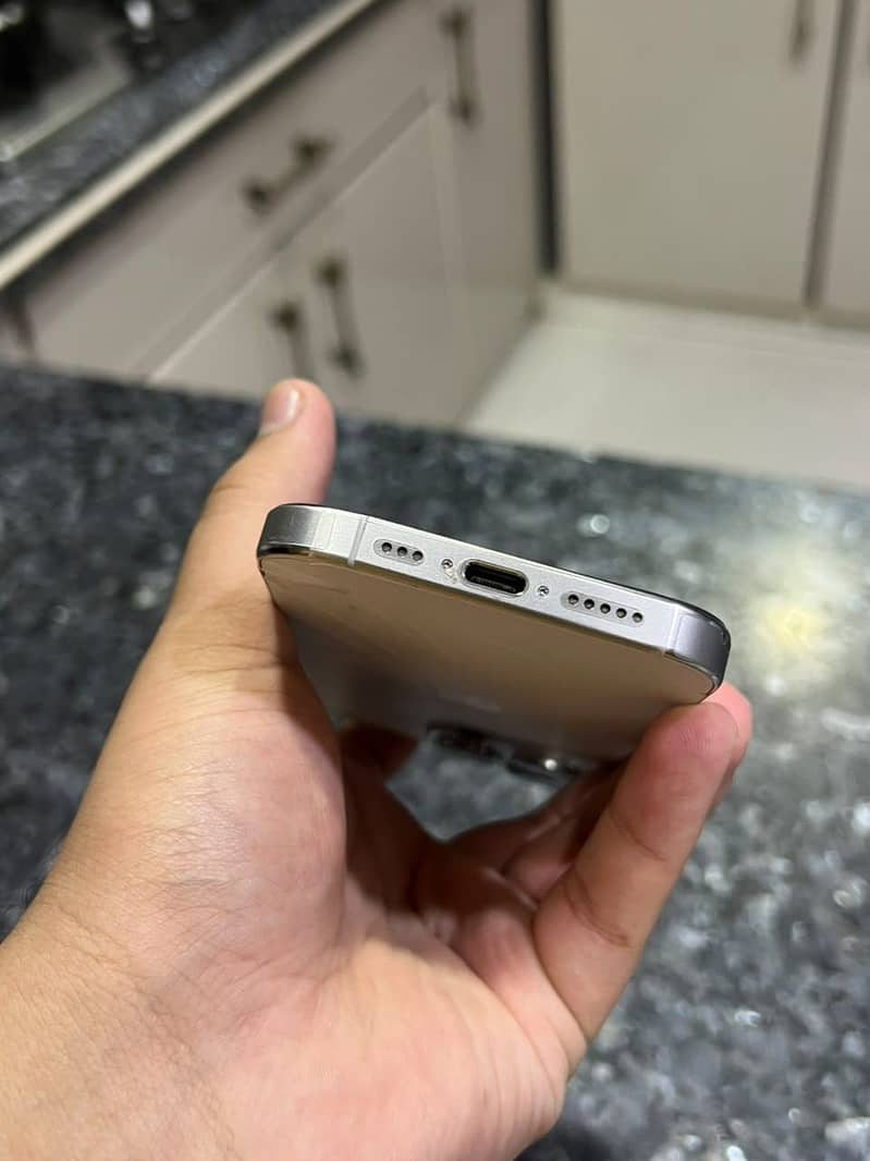 Apple iPhone 15 Pro 4