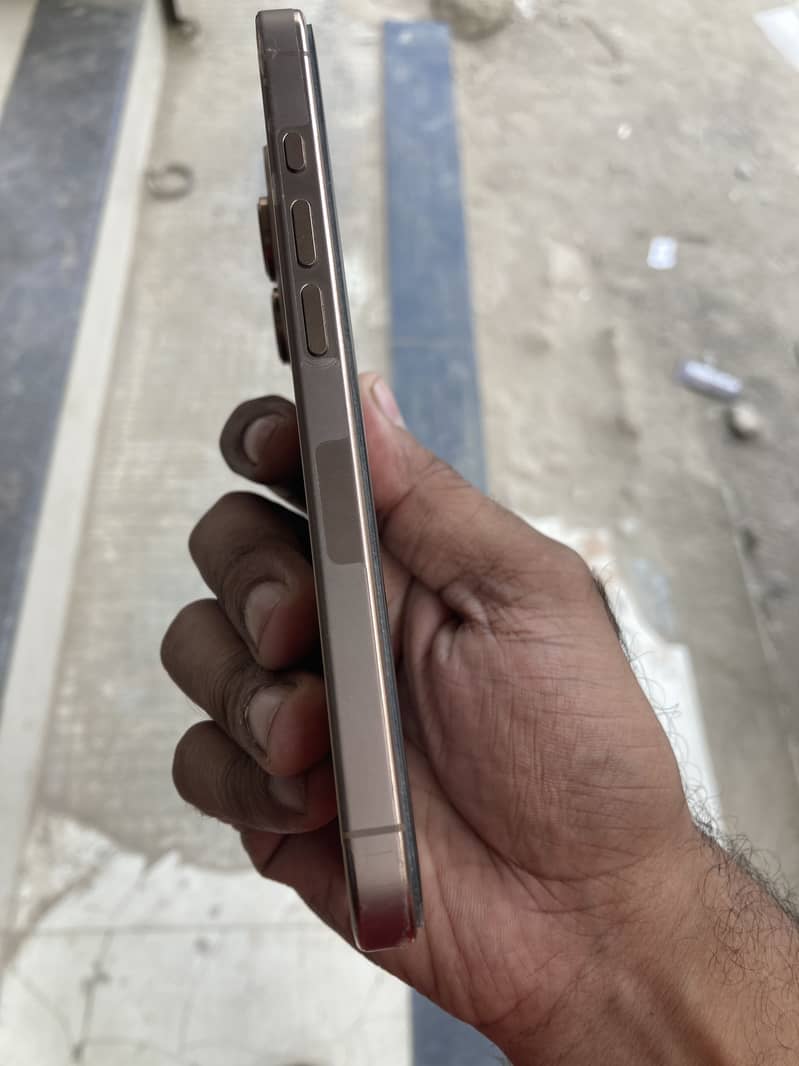 Apple iPhone 16 Pro 0
